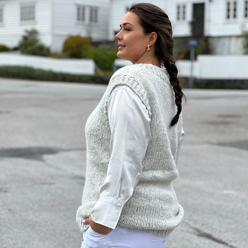 Strikkia-2022-004-Jennyvesten-lang-strikkevest-108